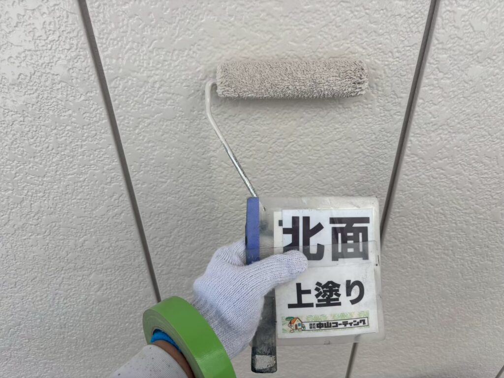 北面の外壁を丁寧に上塗りし、ムラのない美しい仕上がりに整えました。他の面も同様に丁寧に施工しています