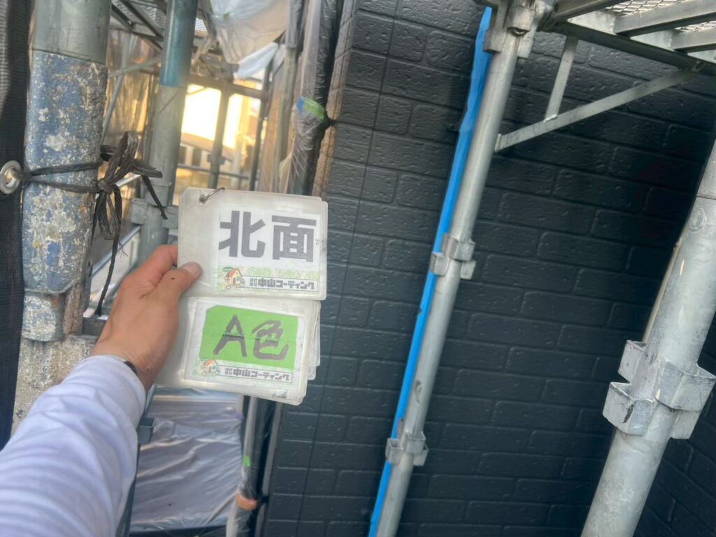 WB多彩仕上げ工法のA色を施工しました。落ち着いたダークカラーが外壁全体を引き締め、レンガ調の立体感を活かしたシックな印象に