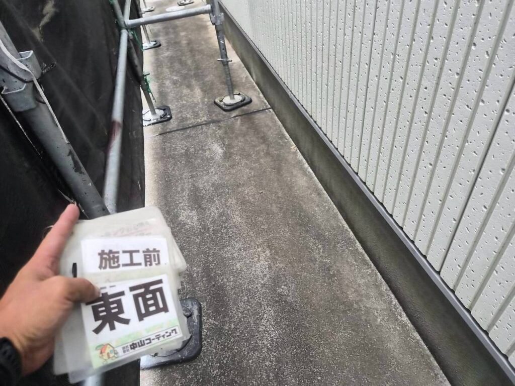 外壁下部から基礎にかけて、洗浄する範囲を点検しました