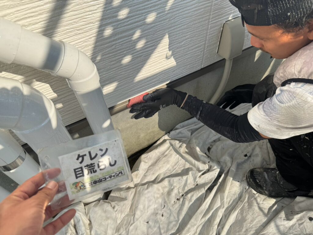 水切りの表面を研磨し、塗料が密着しやすいよう整えています
