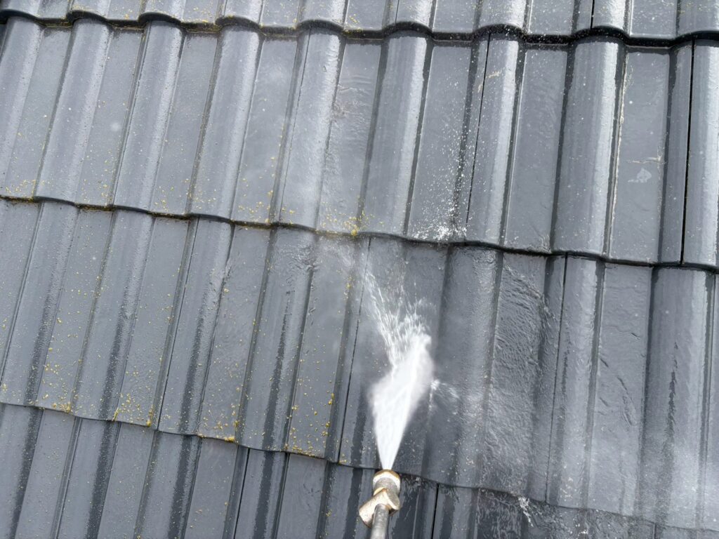 水の力で屋根をきれいに!塗装前の大切な準備