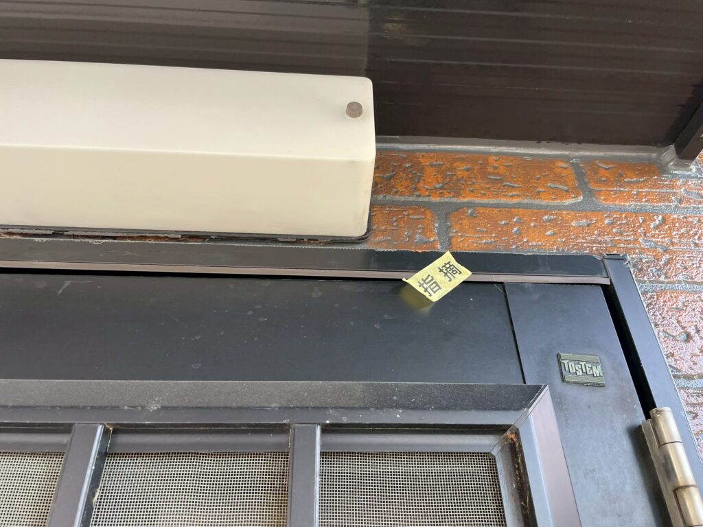 サッシの枠に外壁の塗料が付着していました