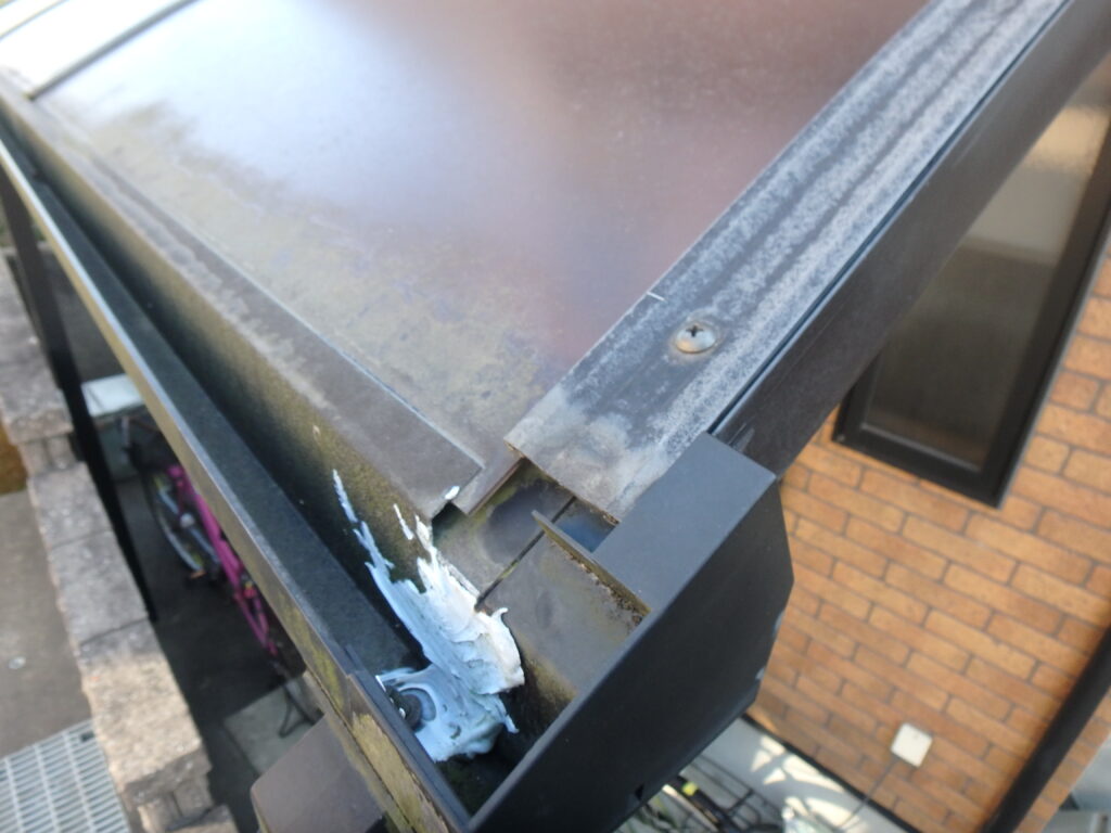 庇の屋根や板金部分には、長年の雨風による色あせや表面の劣化が確認できました
