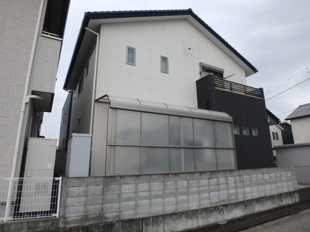 外壁には色あせや汚れが見られました