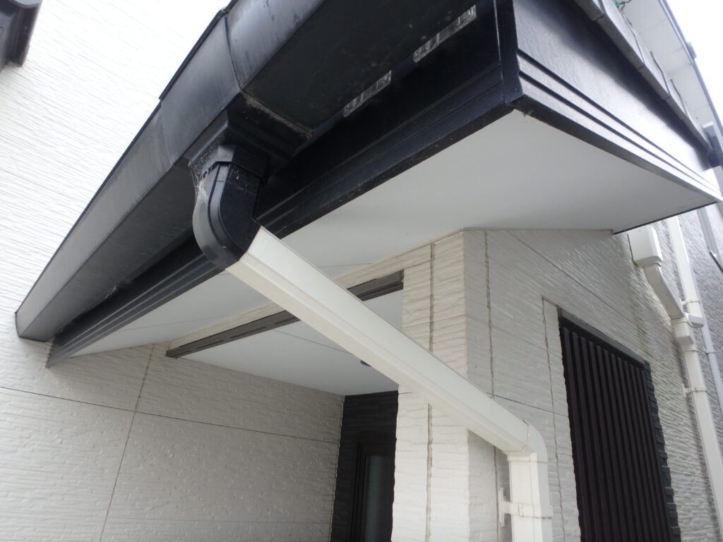 雨樋には色あせや汚れが見られ、経年劣化が進んでいました