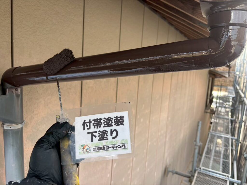 雨樋全体に塗料を均一に塗り、仕上がりの土台を整えています