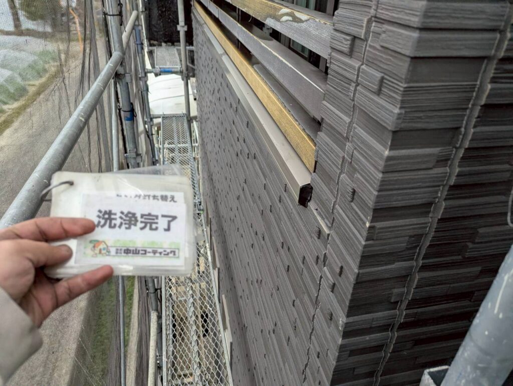黒い外壁の汚れを隅々まで取り除き、塗装の下地を整えました