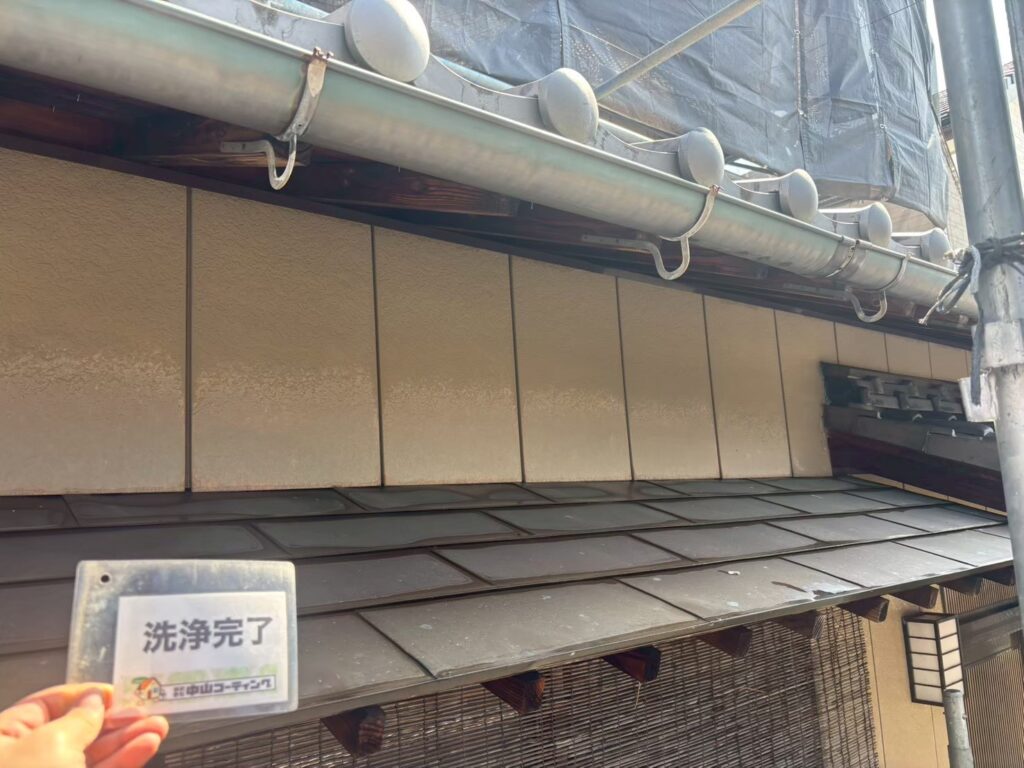 下屋根とその上部の外壁も洗浄し、塗装前の下準備を整えました