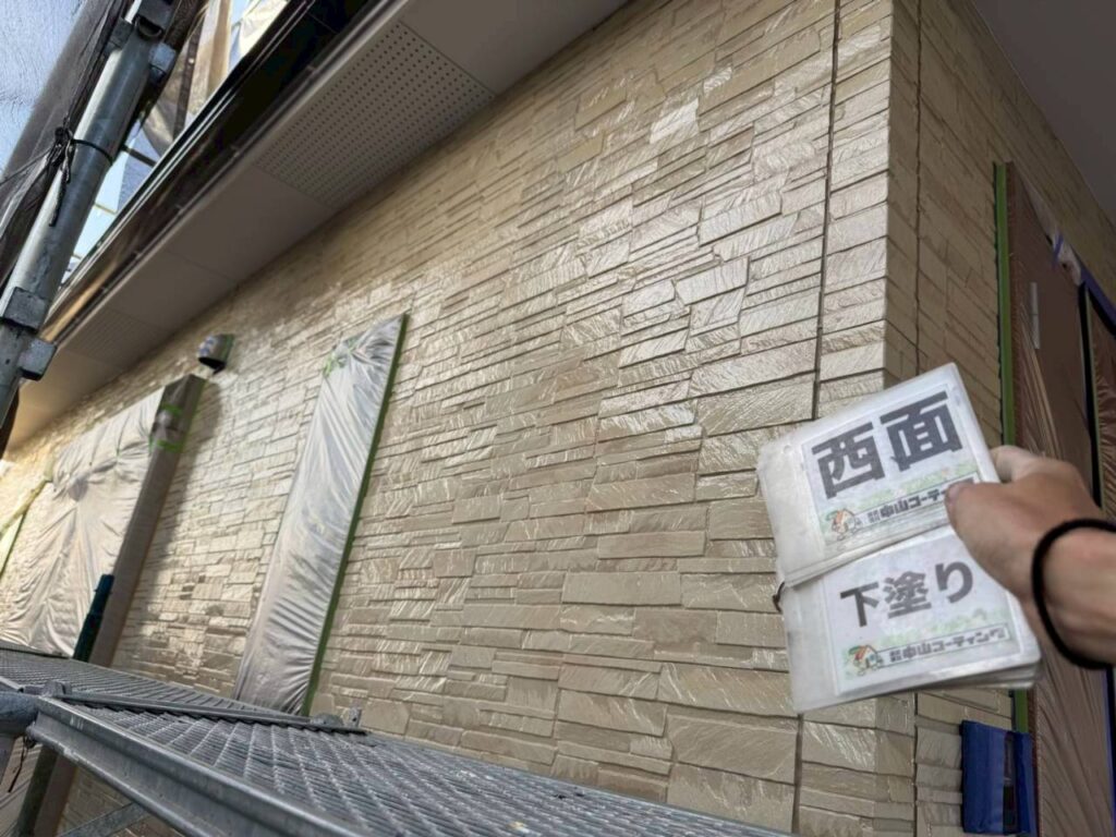 RSプレシャスクリヤーを使用して下塗りを施工。外壁のデザインや色合いを活かしながら、塗膜を重ねていきます