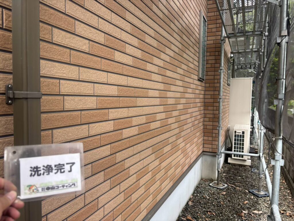外壁も高圧洗浄が完了し、次の工程へ進む準備が整いました