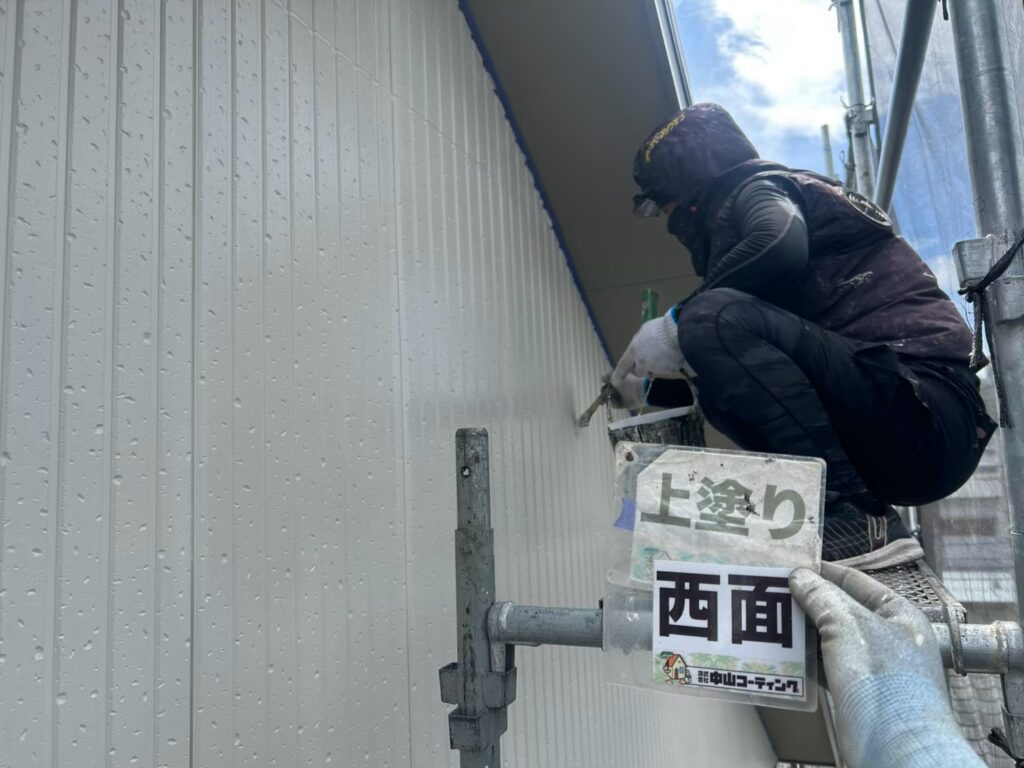 細かな溝は刷毛を使い、塗り残しを防ぎます