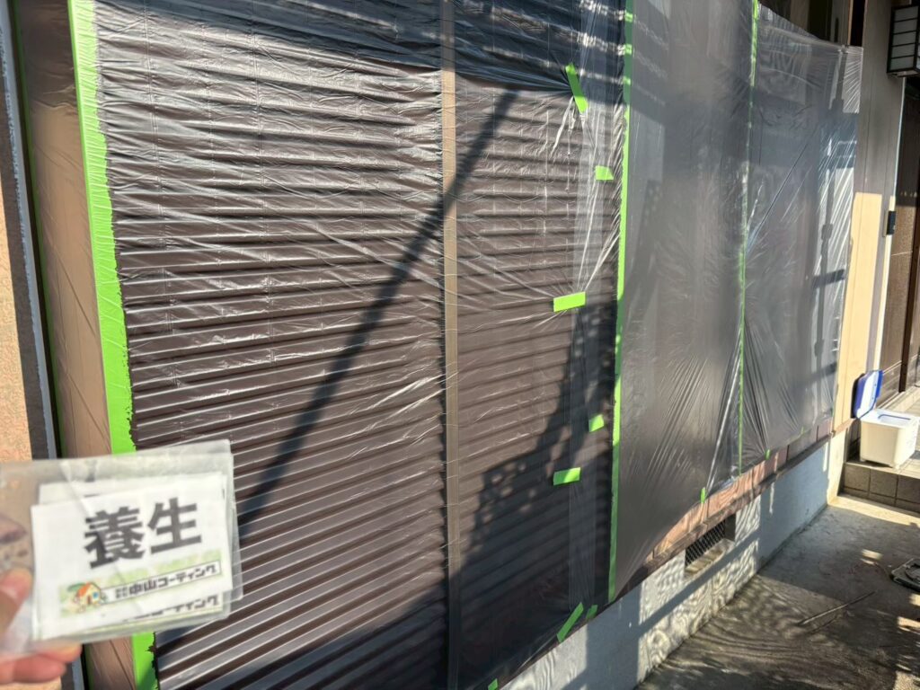 塗料の飛散や汚れを防ぐため、雨戸や窓まわりを丁寧に養生を行いました