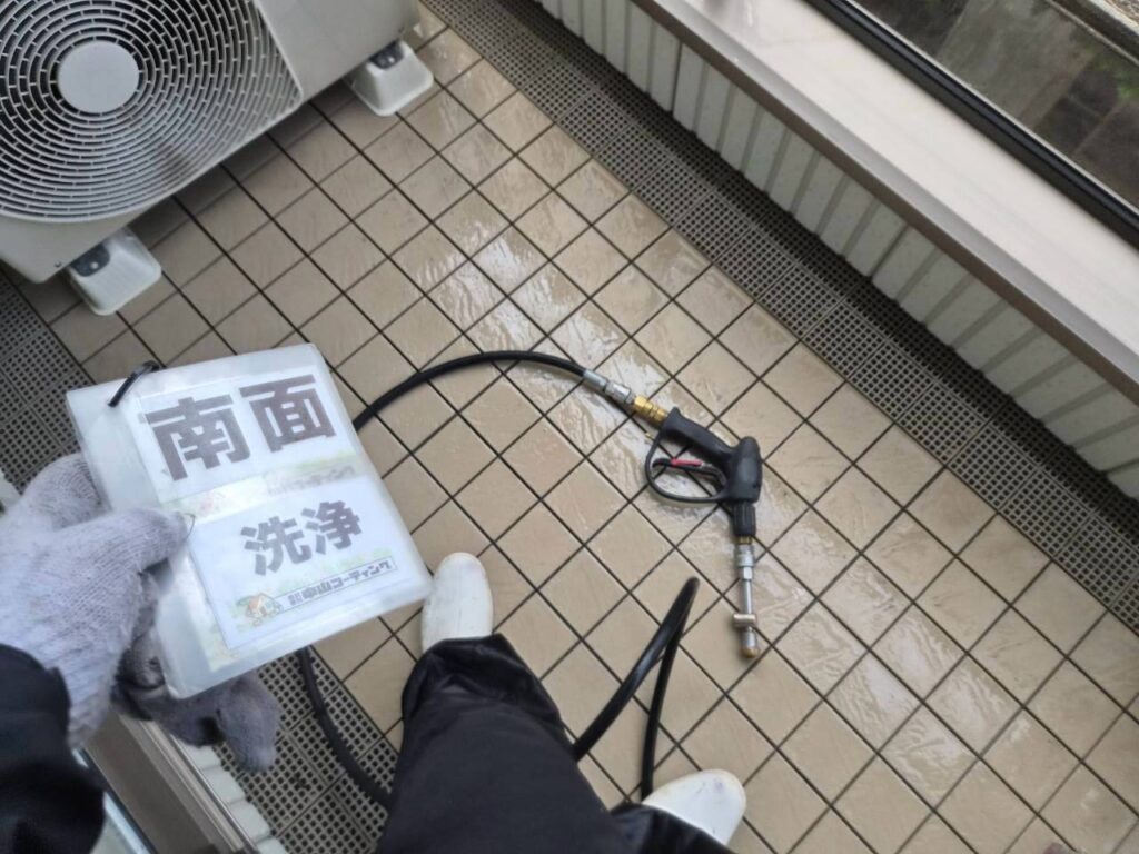 ベランダ床の汚れを、高圧洗浄で洗い流しています