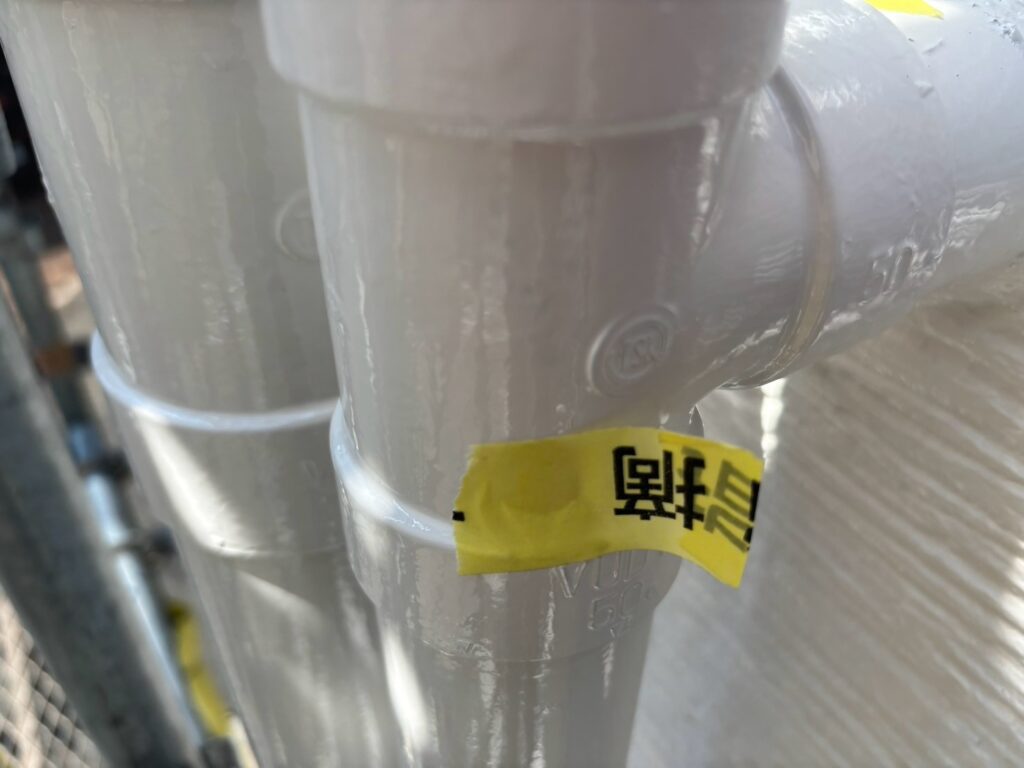 自社点検で、配管の補修箇所に目印をつけました