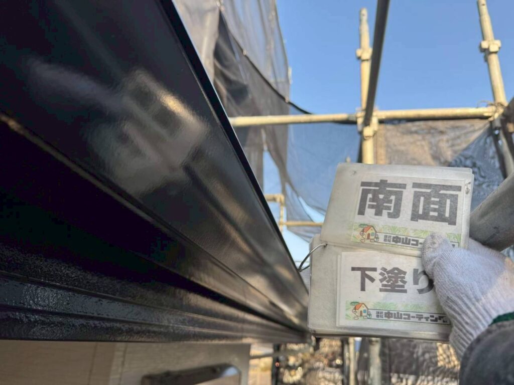 ケレンで整えたあと、下塗りを行います