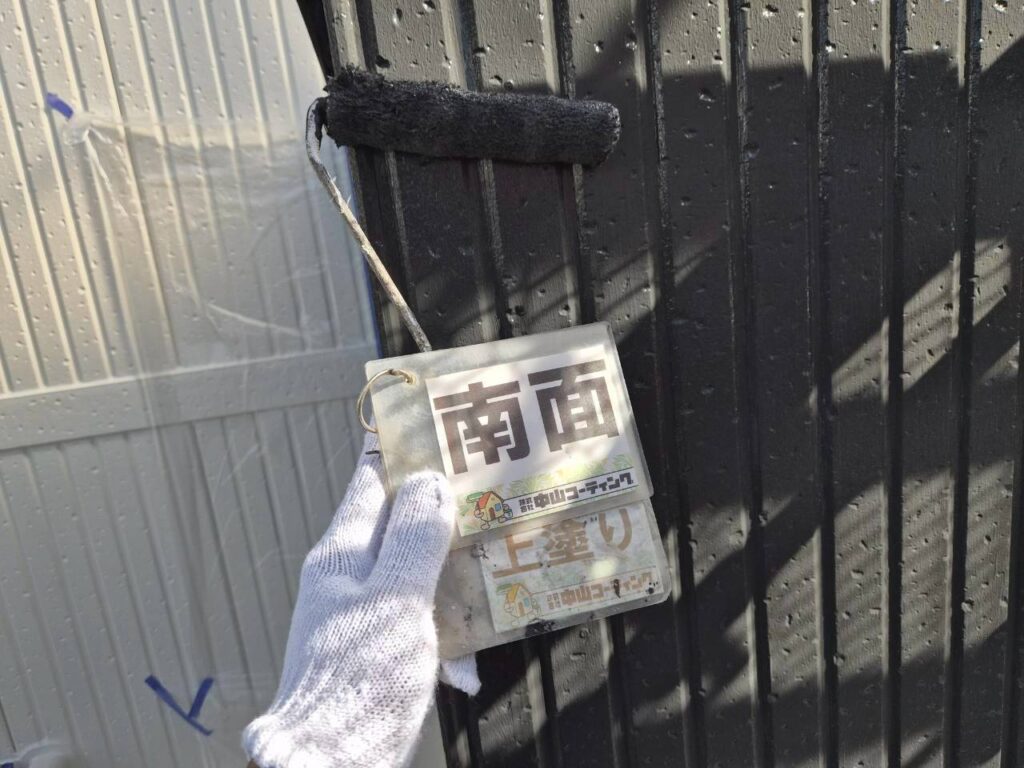 上塗りで、凹凸のある面も丁寧に仕上げています