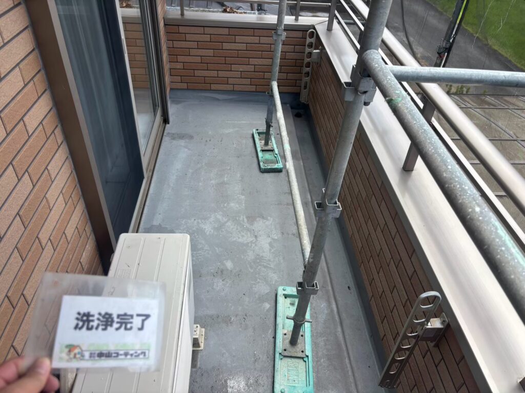 ベランダの床も隅々まで洗浄し、きれいになりました