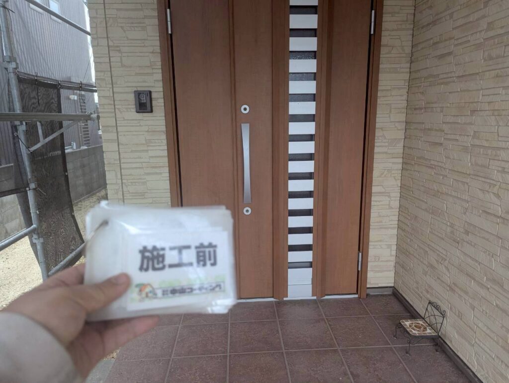 玄関まわりの外壁や床面など、洗浄前の状態を確認しました