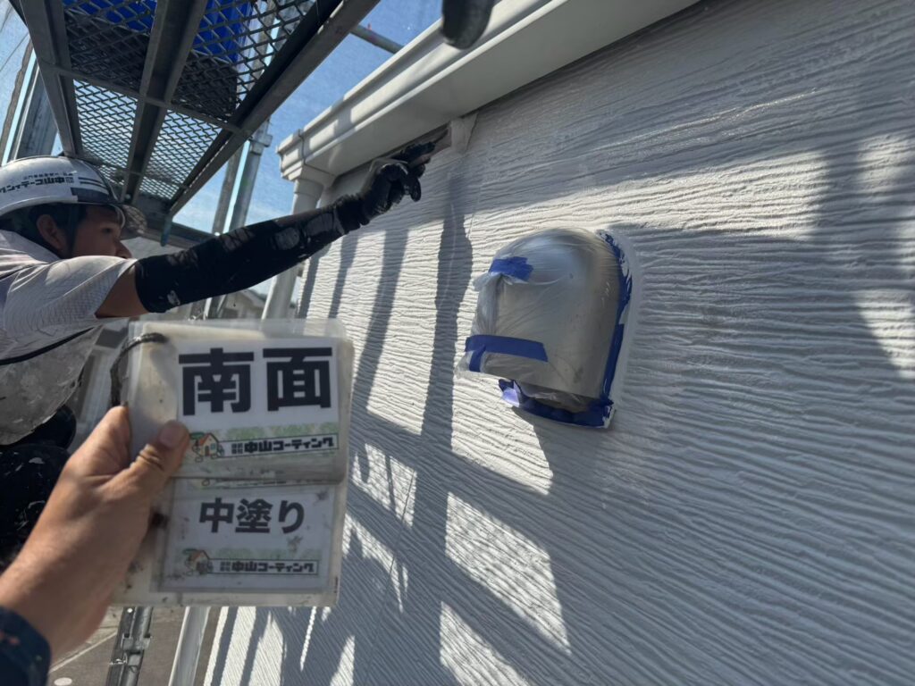 ローラーが届きにくい細かな部分を、刷毛で塗っています