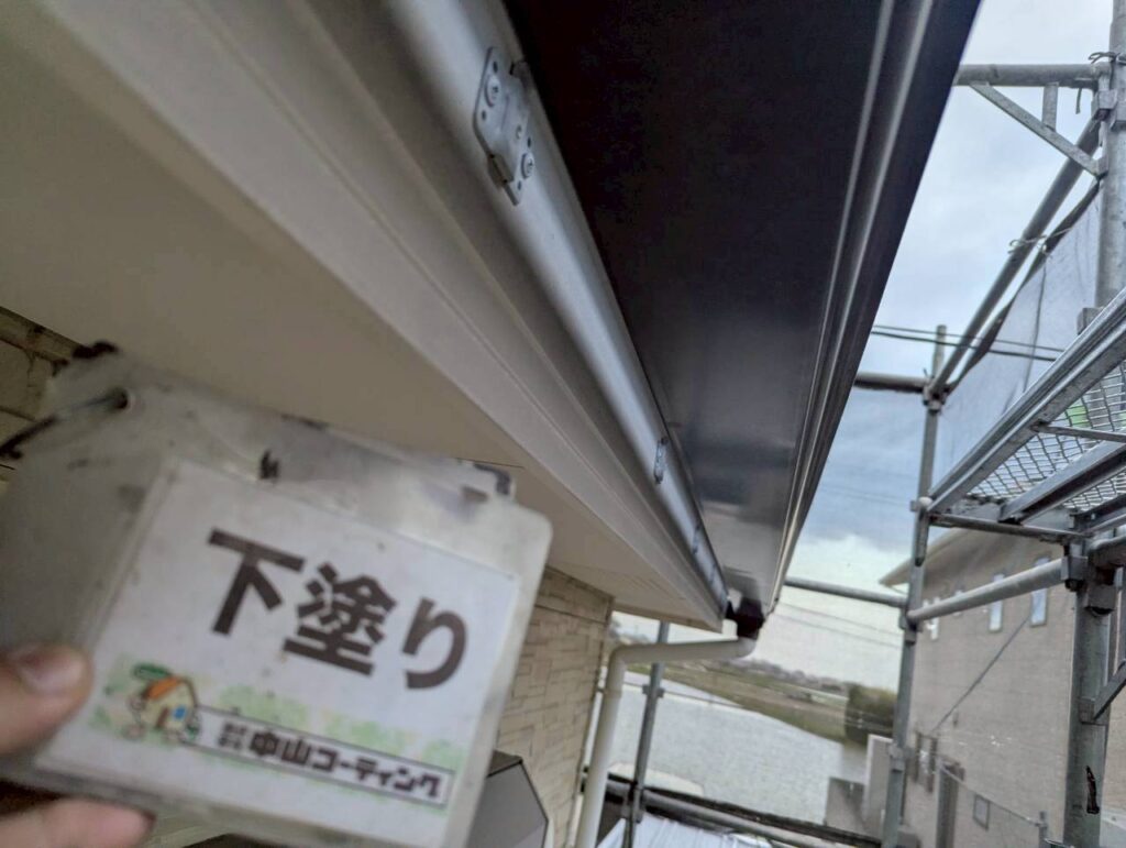 付帯部に下塗りを施工しました。細かな部分まで塗料を行き渡らせ、次の工程につなげていきます