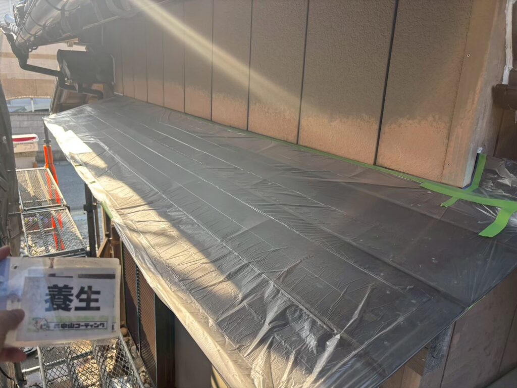 塗装しない部分を保護するため、ビニールで隙間なく養生を行いました