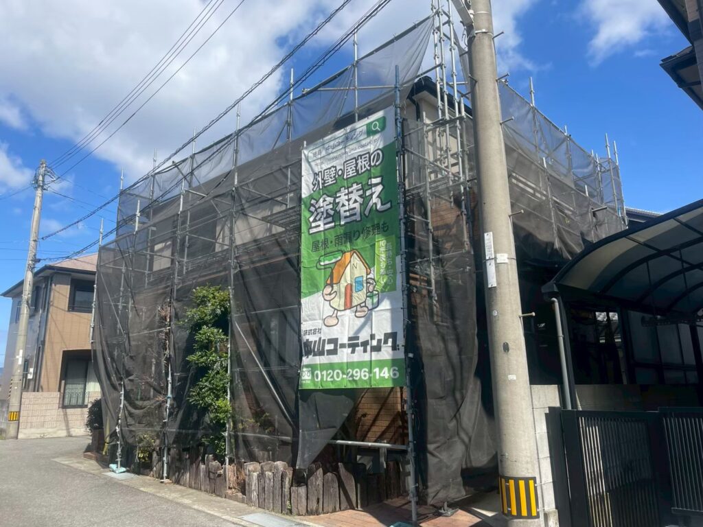 外壁・屋根塗装に向けて、建物全体に足場を設置し、飛散防止ネットで覆いました
