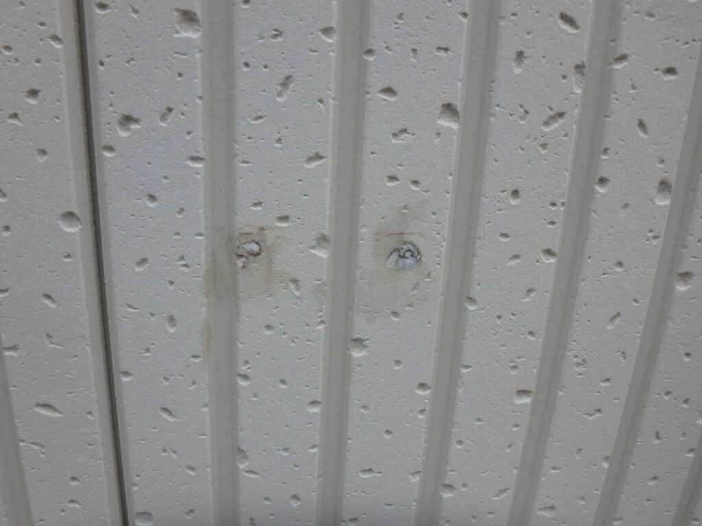 壁面の2か所に、補修した跡が残っています