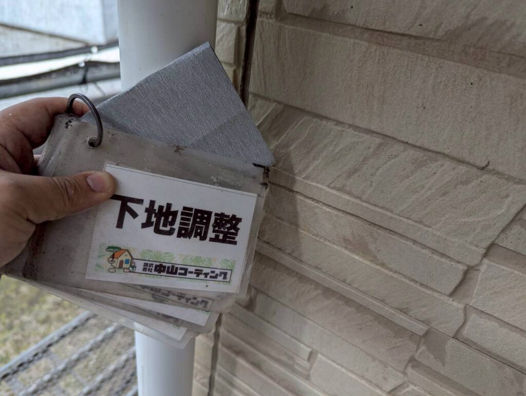 雨樋の表面を丁寧にケレンし、塗料が密着しやすい状態へ整えています