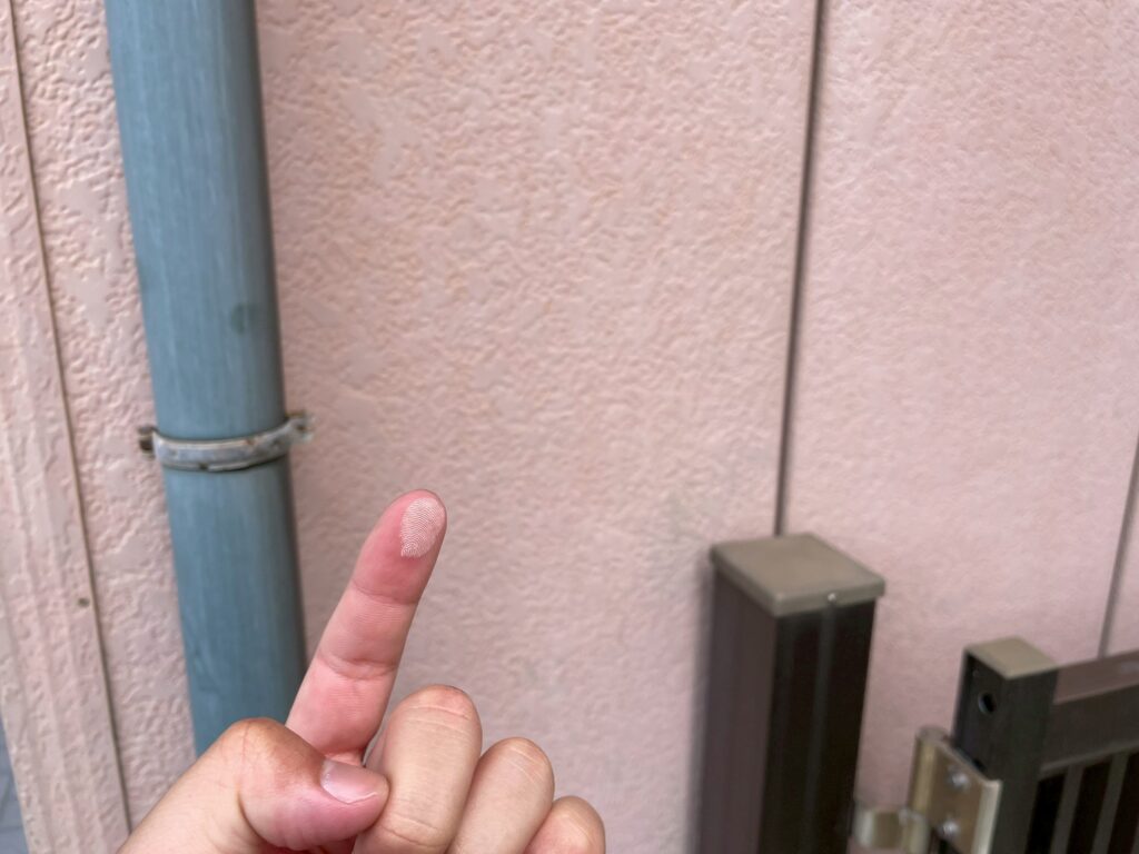 外壁に触れると、指先に白い粉が付くチョーキング現象が確認できました