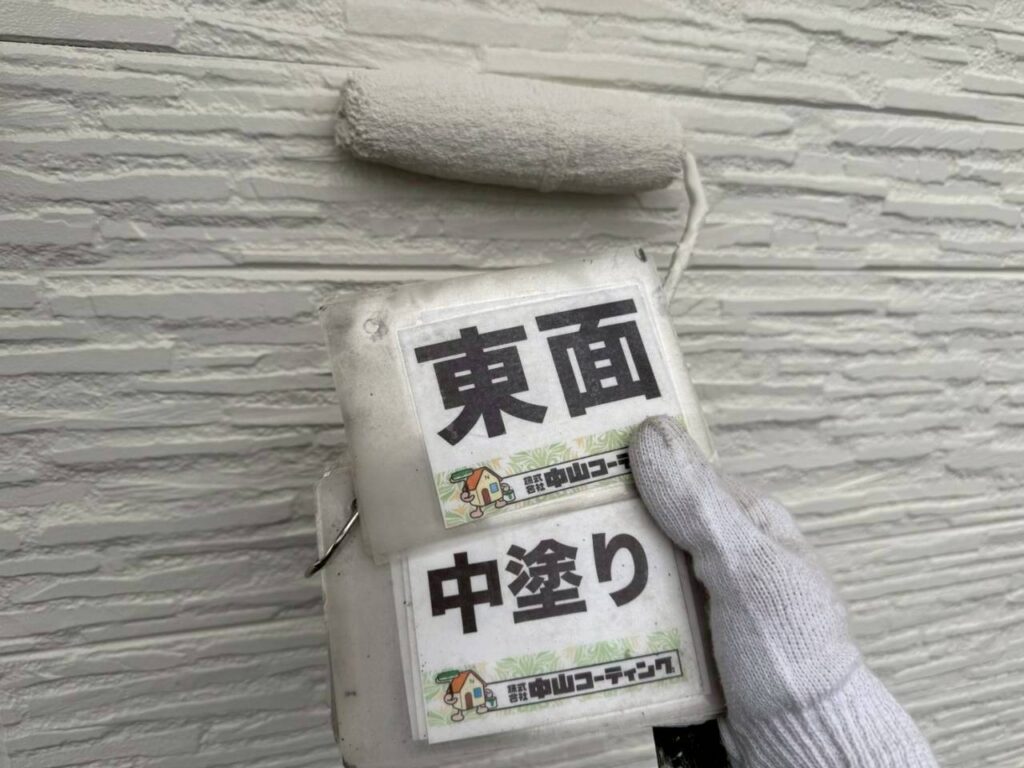 塗膜に厚みを持たせながら、塗料を均一に塗り重ねます