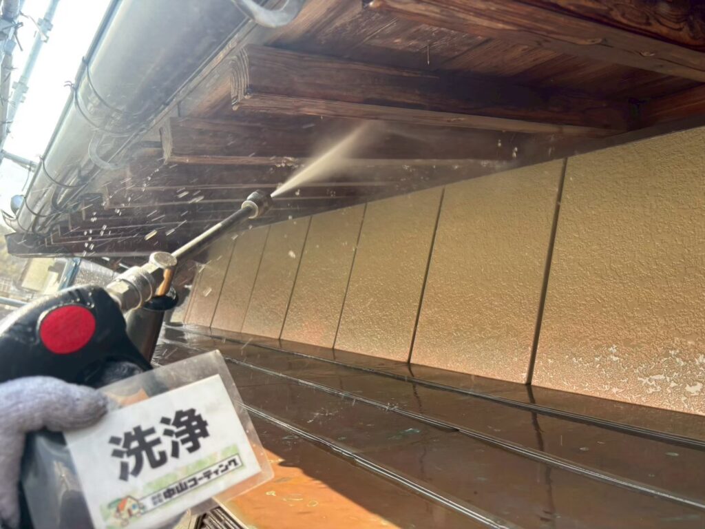 軒天や垂木に付着した汚れを、高圧洗浄で丁寧に洗い流しています