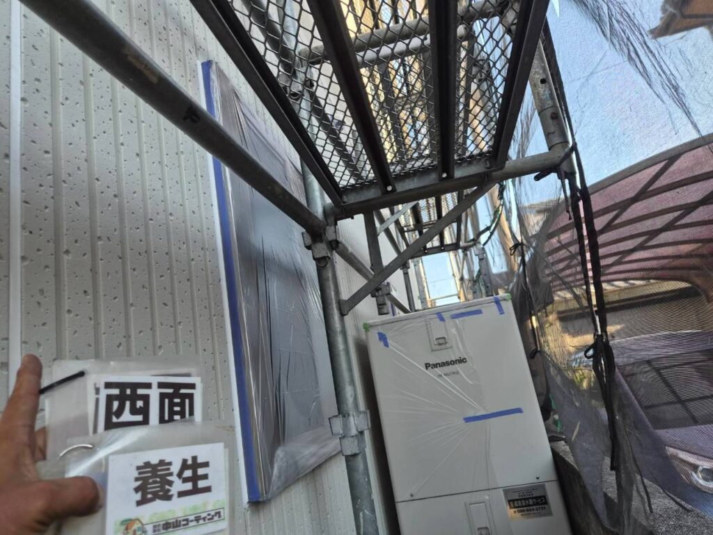 窓や設備を養生し、塗料の飛散を防ぎます