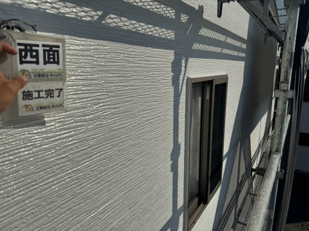 外壁の模様を活かした、艶のある仕上がりになりました