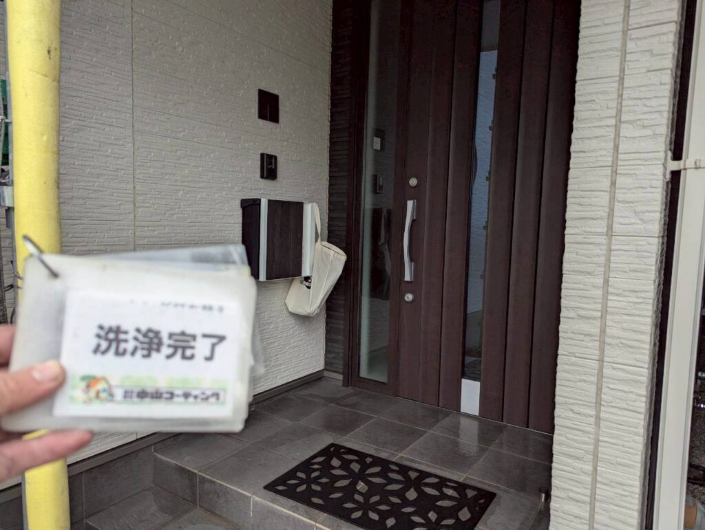 玄関ドアやタイルに付いた汚れもきれいに洗い流しました
