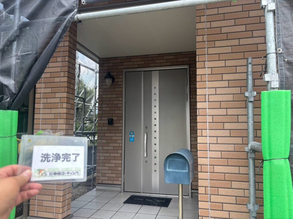 玄関まわりの外壁まで丁寧に洗浄し、塗装前の下地を整えました