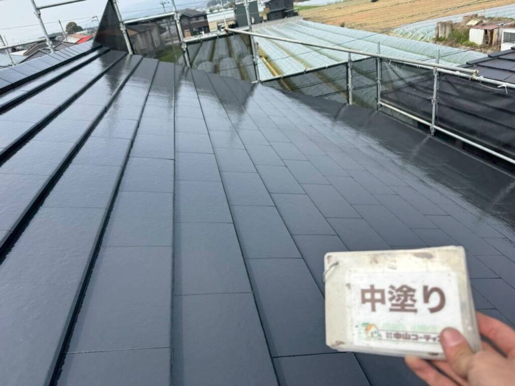 中塗りで塗膜に厚みを持たせ、屋根に美しいツヤが出てきました