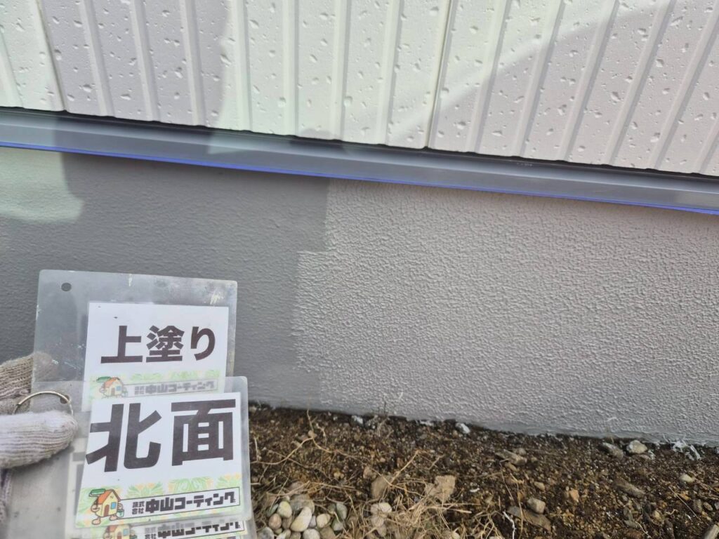基礎に上塗りを施し、表面を仕上げます