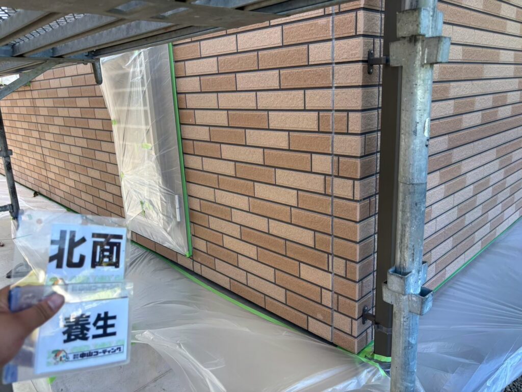 塗装しない部分をしっかりと養生し、外壁塗装の準備を整えます