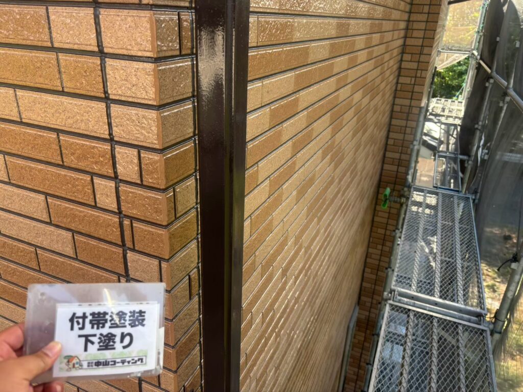 縦樋にも下塗りを行い、塗料を均一に塗り重ねていきます