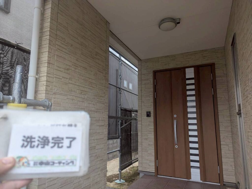玄関まわりの外壁や床面まで洗浄を行い、表面に付着していた汚れを洗い流しました