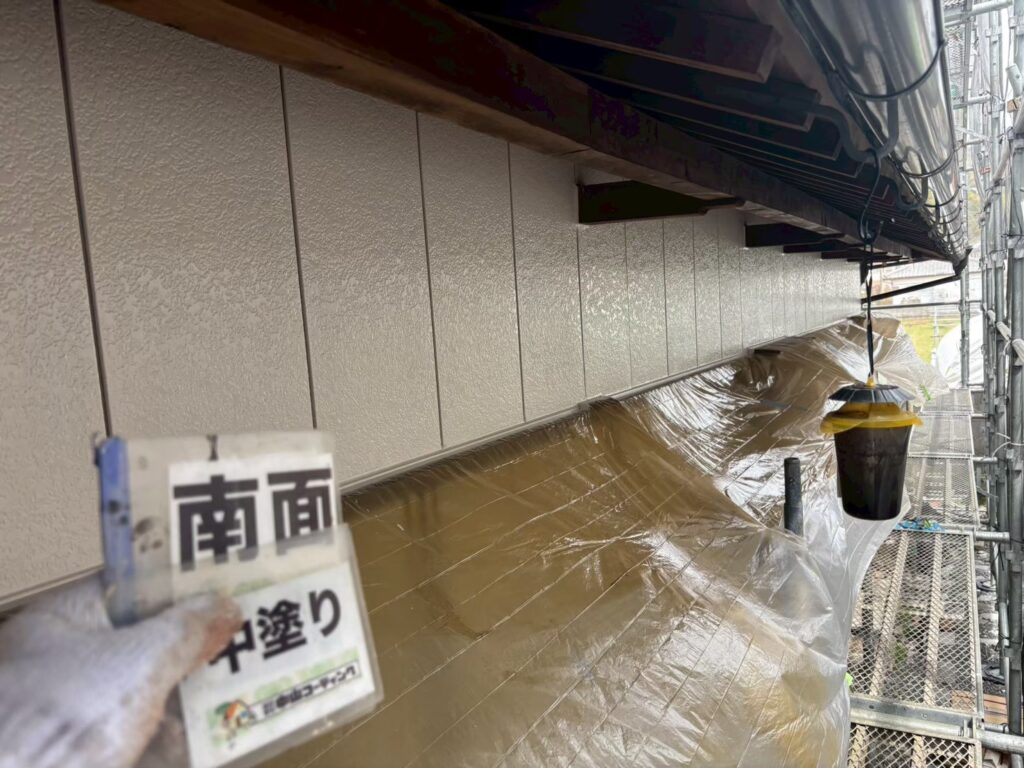 南面の外壁を丁寧に中塗りし、均一な塗膜を形成しました。他の面も同様に丁寧に施工しています