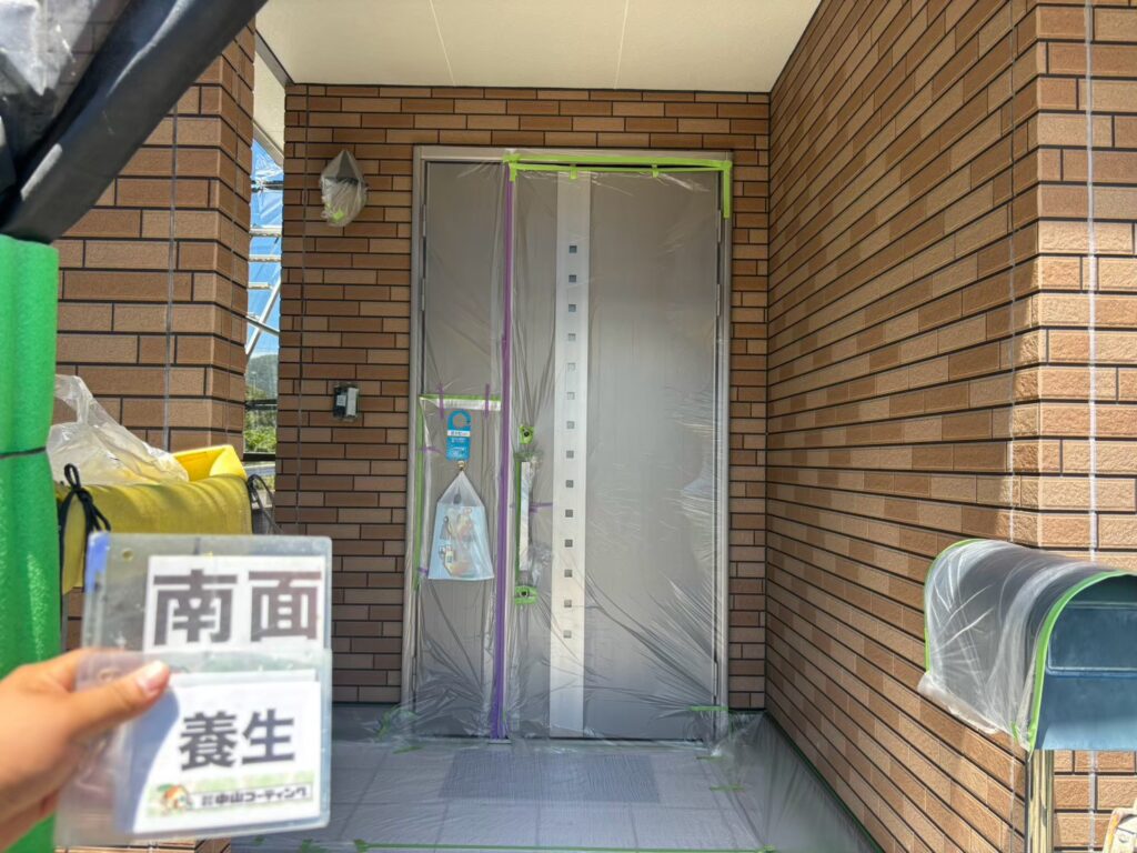 塗料が付着しないよう、玄関ドアや床、ポストなどを丁寧に養生します