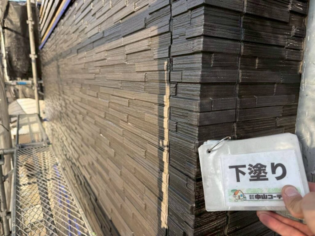 黒色面の外壁の下塗り塗装です