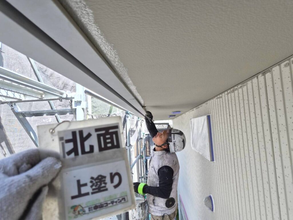 上塗りを行い、隅まで塗り残しなく仕上げます